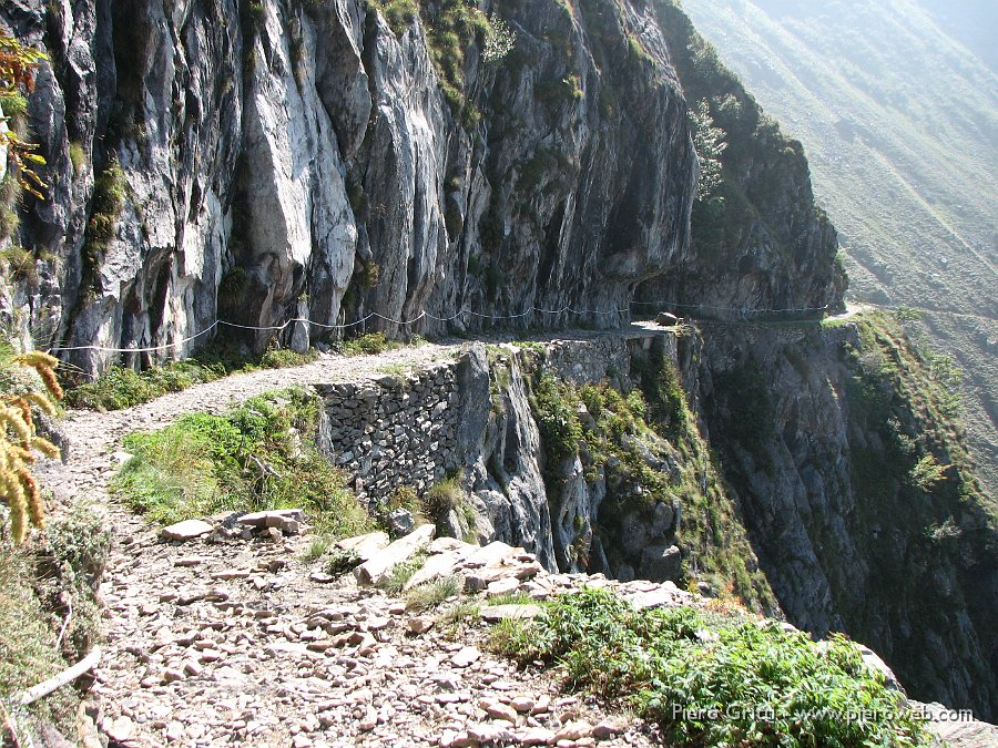 maslnaa-curo 077.jpg - Un tratto del sentiero panoramico intagliato nella roccia